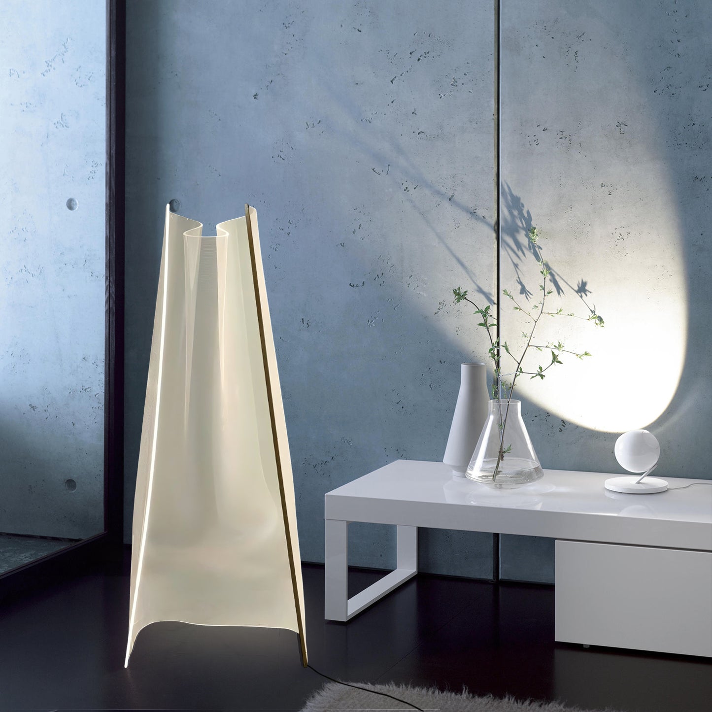 Gweilo Sculptural Table Lamp