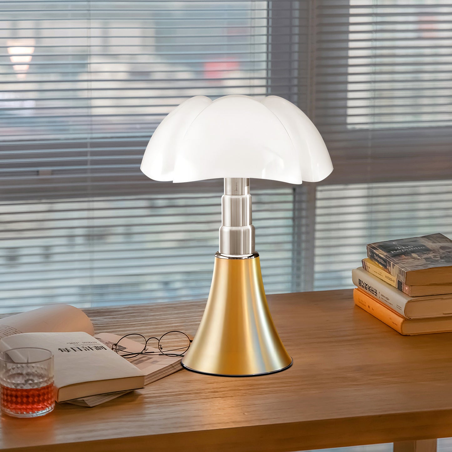 Pipistrello Petal Table Lamp